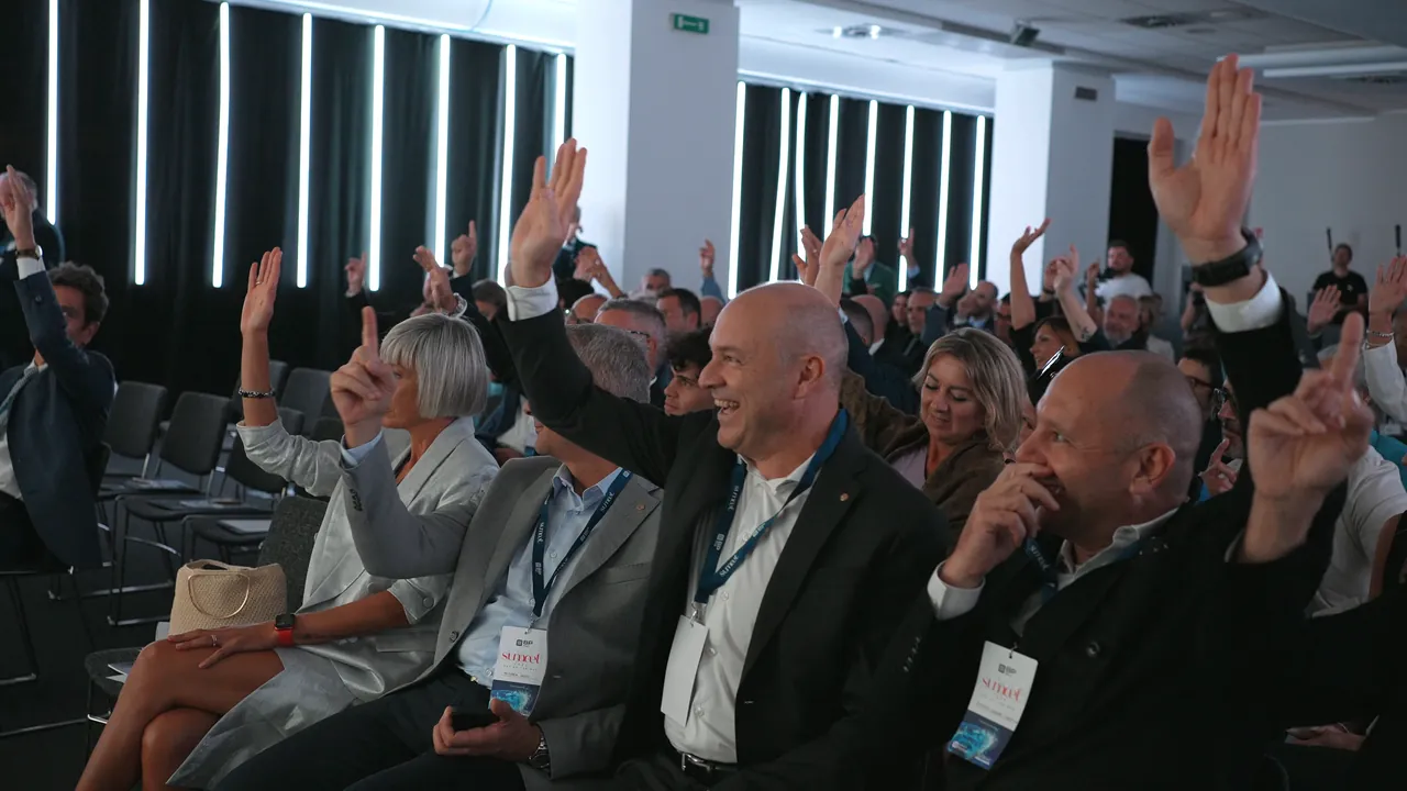 Il pubblico alza le mani durante uno spettacolo di mentalismo aziendale, evento BP Group