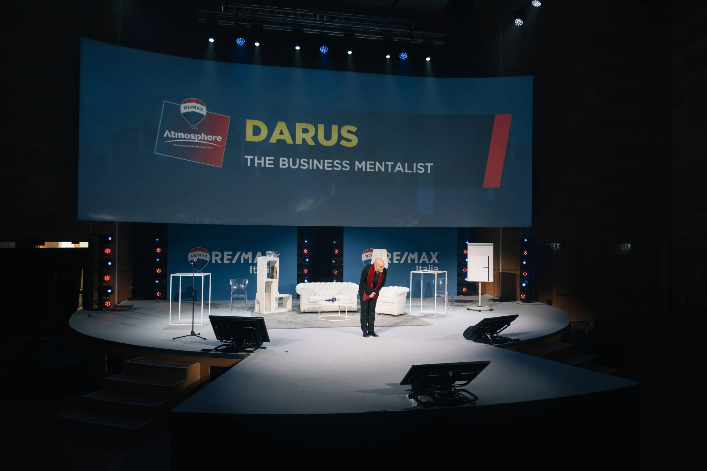 Darus mentalista aziendale sul grande schermo durante la convention RE/MAX Italia